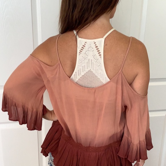 Buckle gimmicks cold shoulder top - Picture 2 of 4
